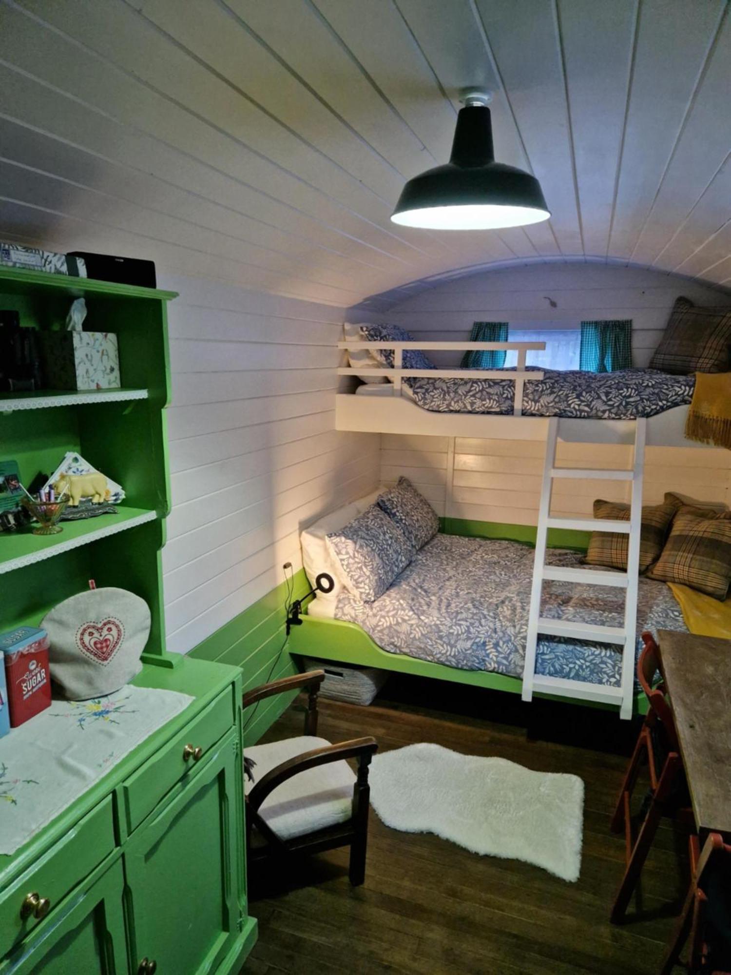 The Delkin Shepherds Huts Castle Combe Exteriér fotografie